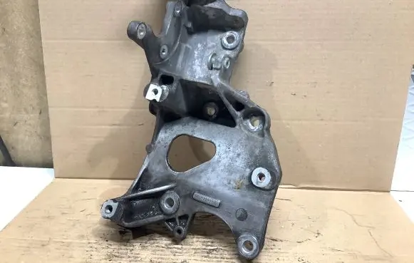 Fiat Freemont Generator/alternator bracket 04627138AA