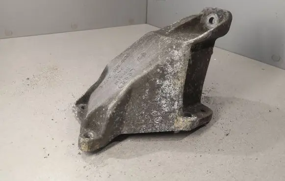 Audi A6 S6 C5 4B Engine mounting bracket 8D0199307L