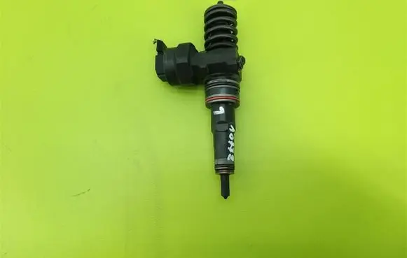 Volkswagen Golf IV Fuel injector 038130073F