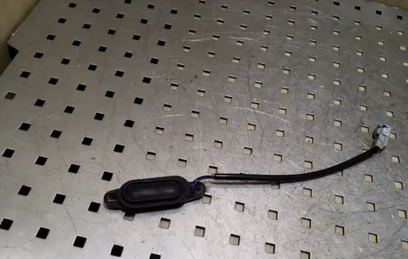 Honda CR-V Tailgate opening switch 