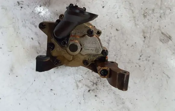 Volkswagen Golf V Oil pump 03C105Q