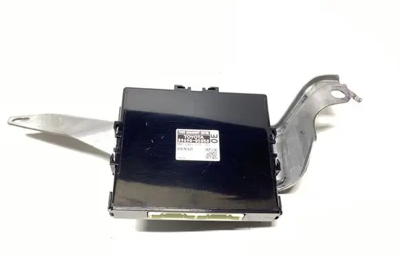 Toyota Avensis T270 Power management control unit 8969005050