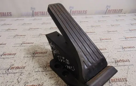 Mercedes-Benz E W212 Accelerator throttle pedal A2043000004