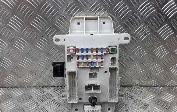 Toyota RAV 4 (XA20) Fuse module AM140A