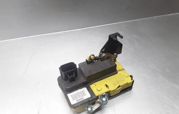 Volvo XC70 Front door lock 8650547