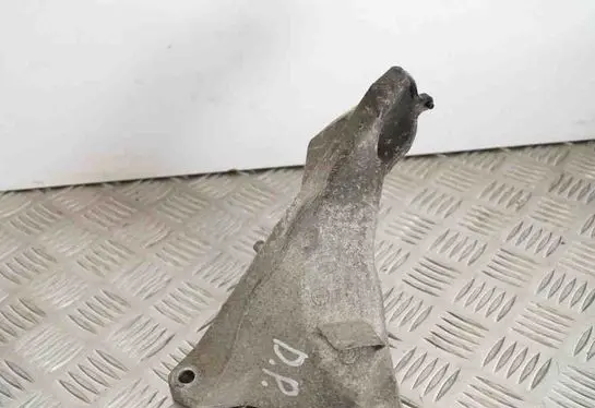 BMW 3 E90 E91 Engine mounting bracket 6764574