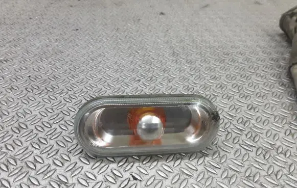 Volkswagen Caddy Front fender indicator light