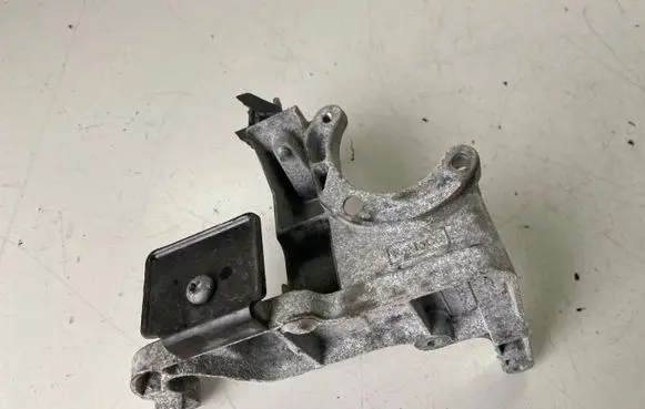 Ford Focus Engine mounting bracket AV2Q8B470AC