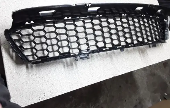 BMW 8 G15 Front bumper lower grill 8070755 51118070755