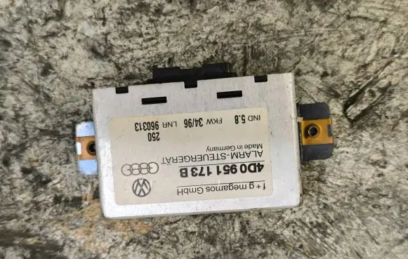 Audi A4 S4 B5 8D Alarm control unit/module 4D0951173B