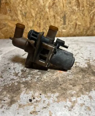 Mercedes-Benz Vito Viano W639 Coolant heater control valve 0018300684