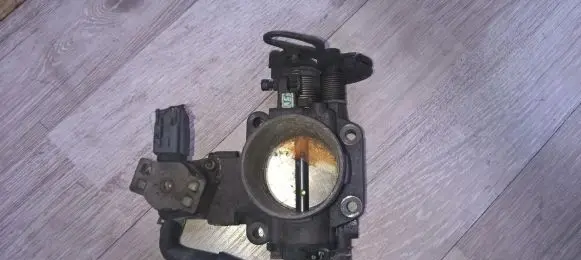 Mazda 626 Throttle valve e0t41572 fsj1