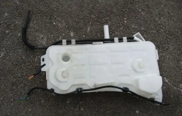 Opel Combo E Windshield washer fluid reservoir/tank 9817300980
