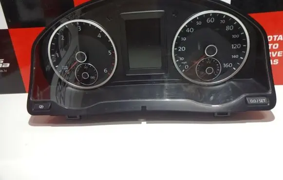 Volkswagen Tiguan Speedometer (instrument cluster) 5N0920972A