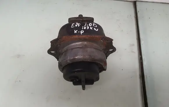 Engine mount bracket