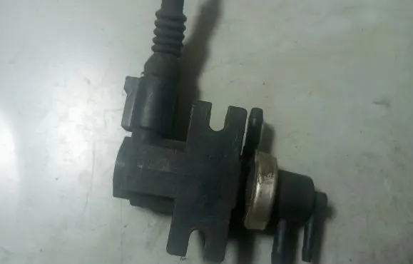 Volkswagen PASSAT B5.5 Turbo solenoid valve 1J0906627