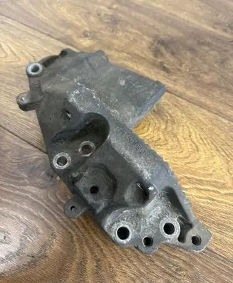Engine mounting bracket
