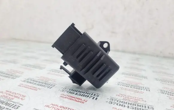 Volkswagen PASSAT B6 Seat heating relay 1K0959772