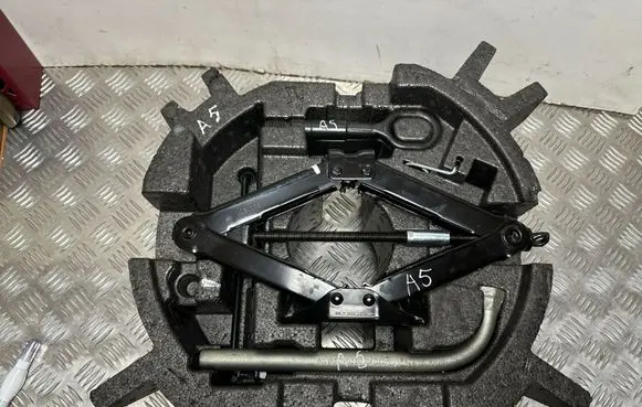 Volkswagen PASSAT B8 Tool set 