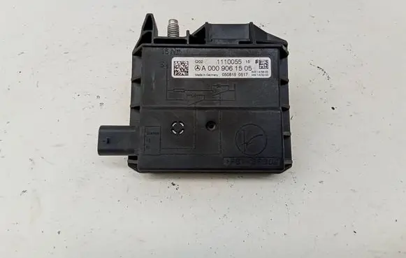 Mercedes-Benz C W205 Battery relay fuse A0009061505 1110055 0508150517