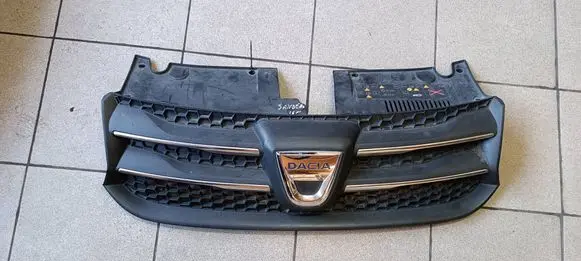 Dacia Sandero II Front bumper upper radiator grill 
