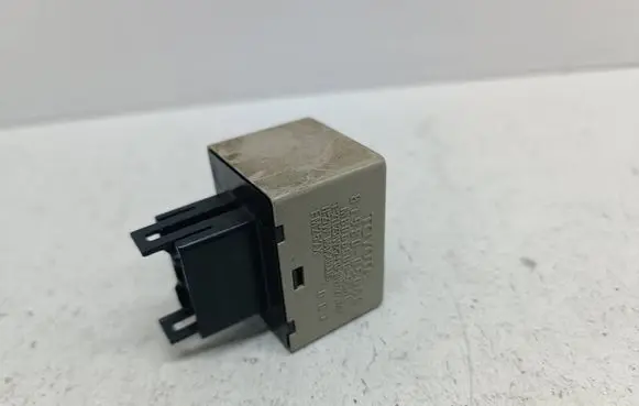 Toyota Corolla E120 E130 Hazard warning light relay 8198005040 MB0665005340