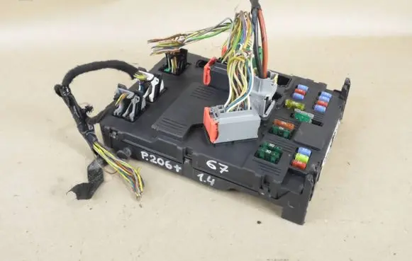 Peugeot 206 Fuse module 9657999780 BSIE0200