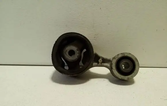 Honda CR-V Engine mount bracket