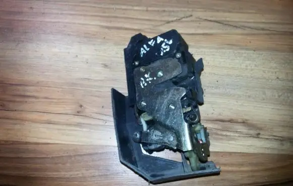 Alfa Romeo 156 Front door lock 16835553