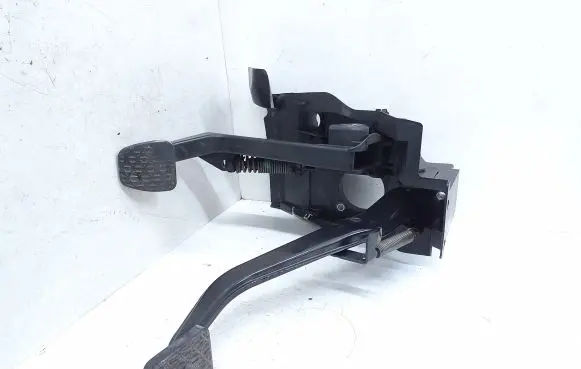 Mercedes-Benz C W203 Brake pedal A2032904701