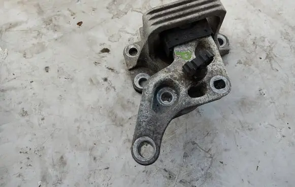 Renault Megane III Engine mounting bracket 