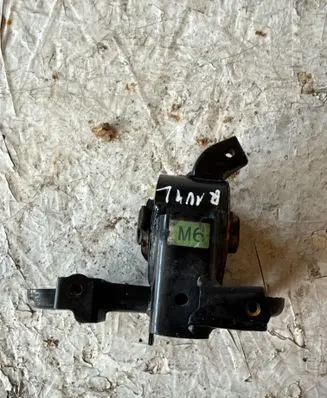 Toyota RAV 4 (XA40) Engine mount bracket