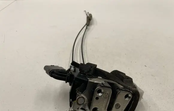 Nissan Juke I F15 Front door lock