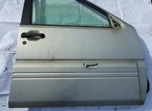 Nissan Terrano Front door sidabrines