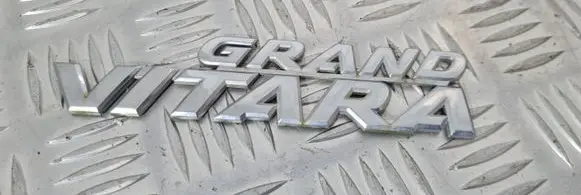 Suzuki Grand Vitara II Manufacturers badge/model letters 
