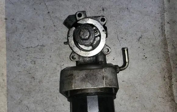 Nissan Navara D40 Oil filter mounting bracket