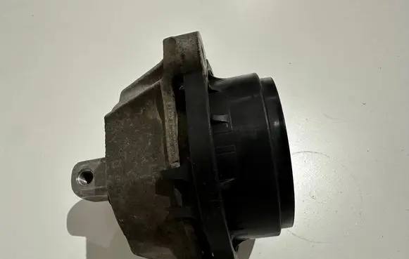 BMW 7 G11 G12 Engine mount bracket 6860453