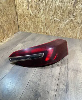 Tailgate rear/tail lights
