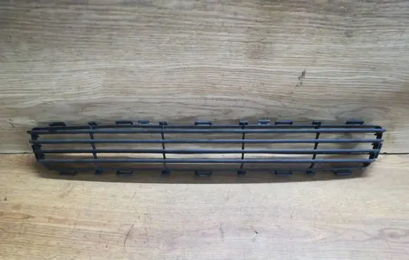 Toyota Avensis T250 Front bumper lower grill