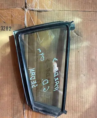 Rear vent window glass