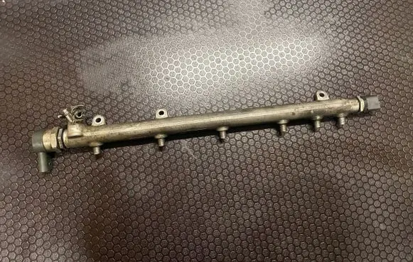 Mercedes-Benz E W211 Fuel main line pipe A6120700195 0445215012