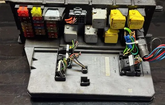 Mercedes-Benz Sprinter W906 Fuse module A9069006303 A9069017501 A9069024301