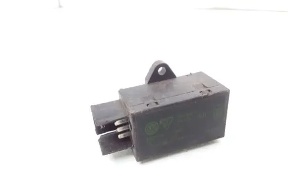 Volkswagen Touran I Seat heating relay 7L0959772