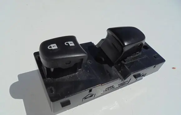 Nissan Pulsar Electric window control switch