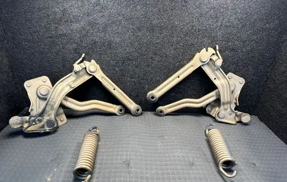 Engine bonnet/hood hinges