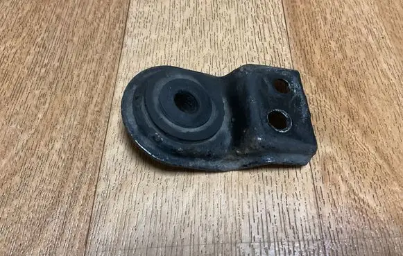Volvo S40, V40 Radiator mount bracket MB925655
