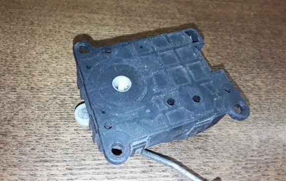 KIA Carens I Air flap motor/actuator H40073