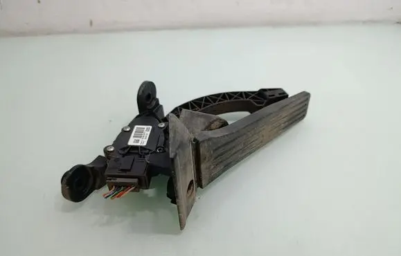 Accelerator throttle pedal