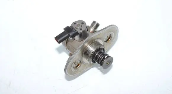 BMW 5 G30 G31 G38 Fuel injection high pressure pump 7642466 13517642466 13518621084