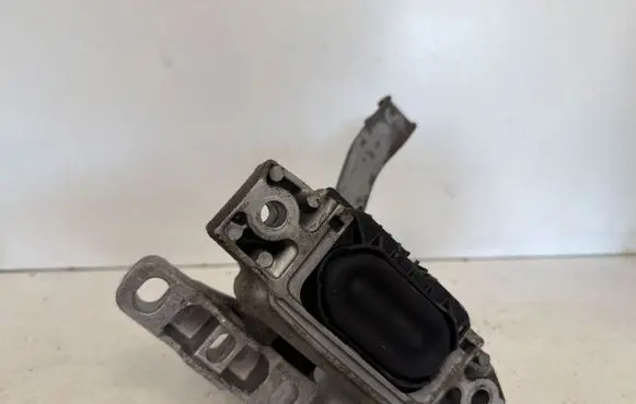 Volkswagen Tiguan Engine mount bracket 5WA199262H